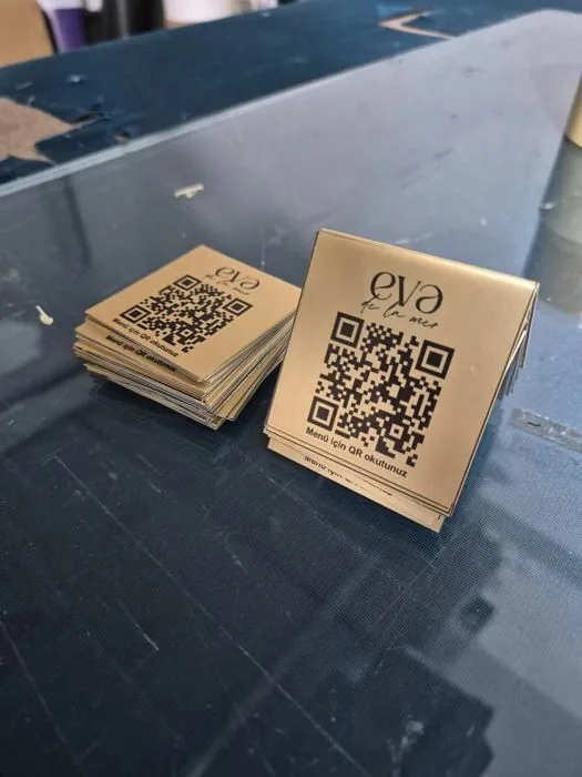 Ankara sticker baskı örneği - QR kodlu masa standı